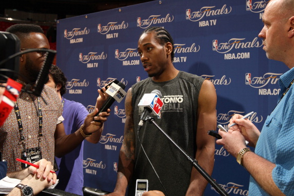 湖人浓眉哥篮下统治助力球队获胜