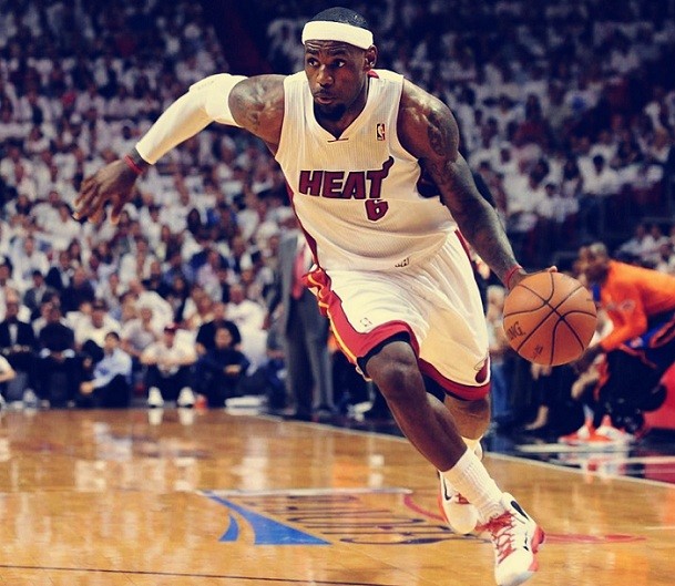 文章总结：曼城主场强势，桑德兰升班马表现稳定，曼城实力占优，但比赛难度大。