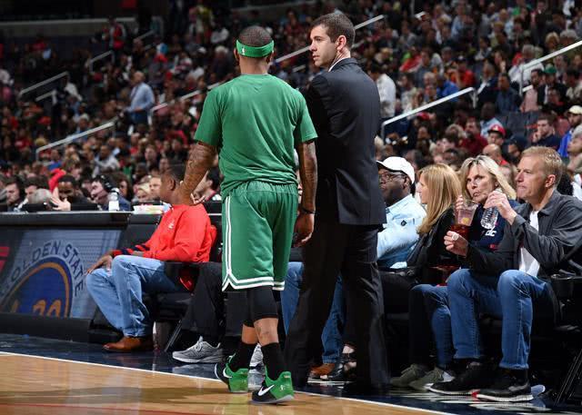 篮球火箭队内新星连续两场命中关键球