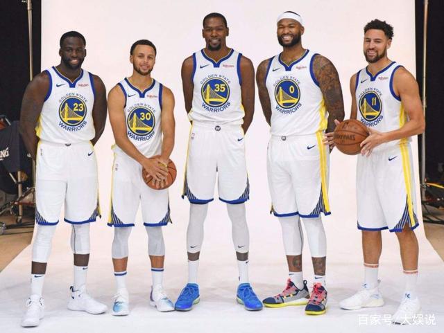 萨拉赫无缘利物浦欧冠名单，斯洛特称俱乐部必须作出回应；此前萨拉赫因未首发炮轰球队