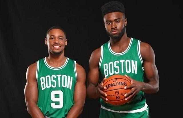 后卫破门后激情亲吻队徽，引球迷共鸣