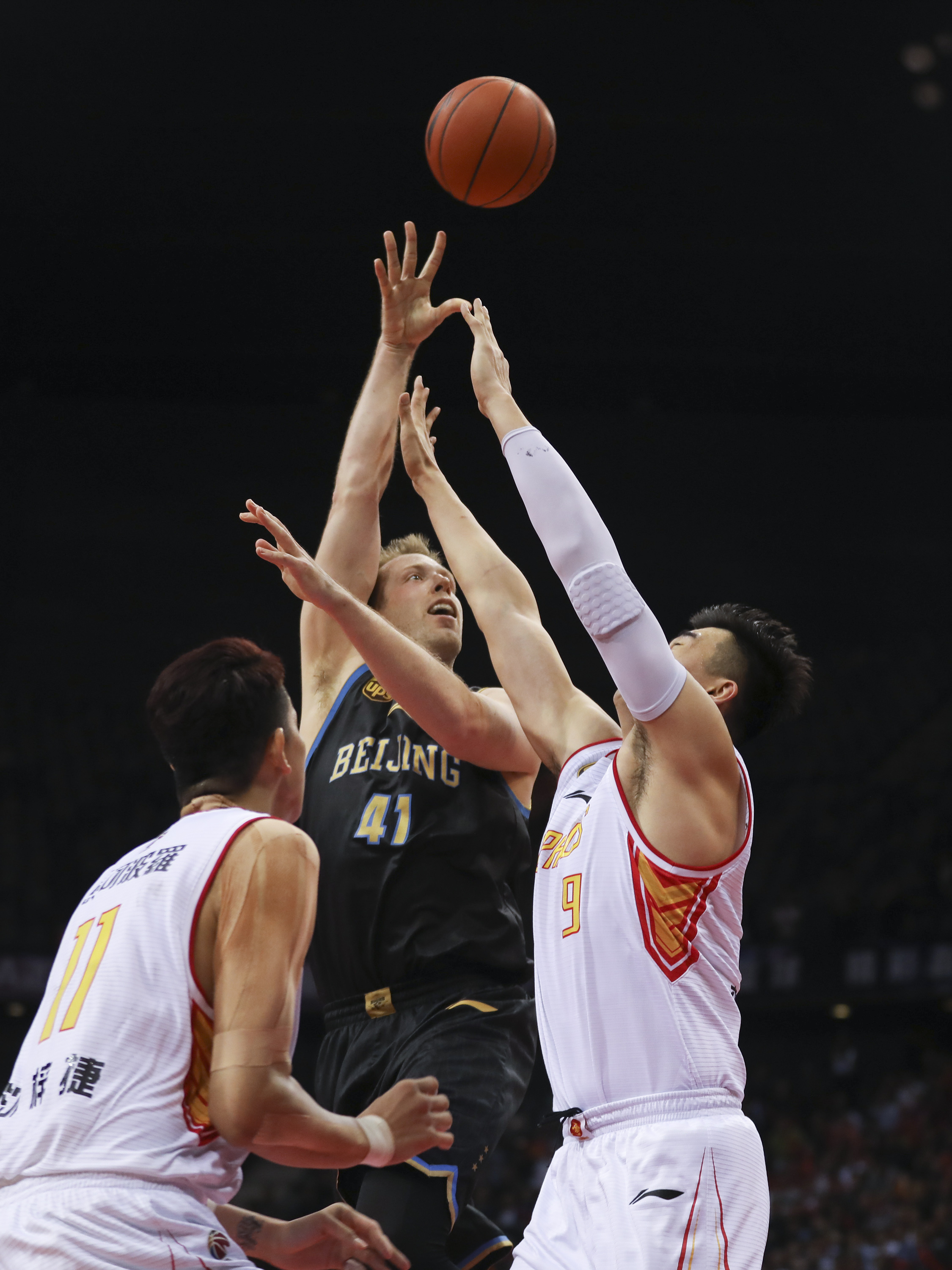 记者：加拉塔萨雷希望免费租借萨拉赫，合同半年800万欧