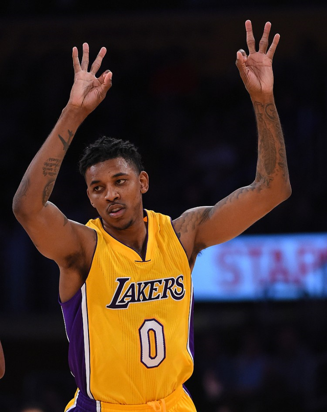 巴西2-0塞内加尔，埃斯特旺、卡塞米罗破门，库尼亚两度中框