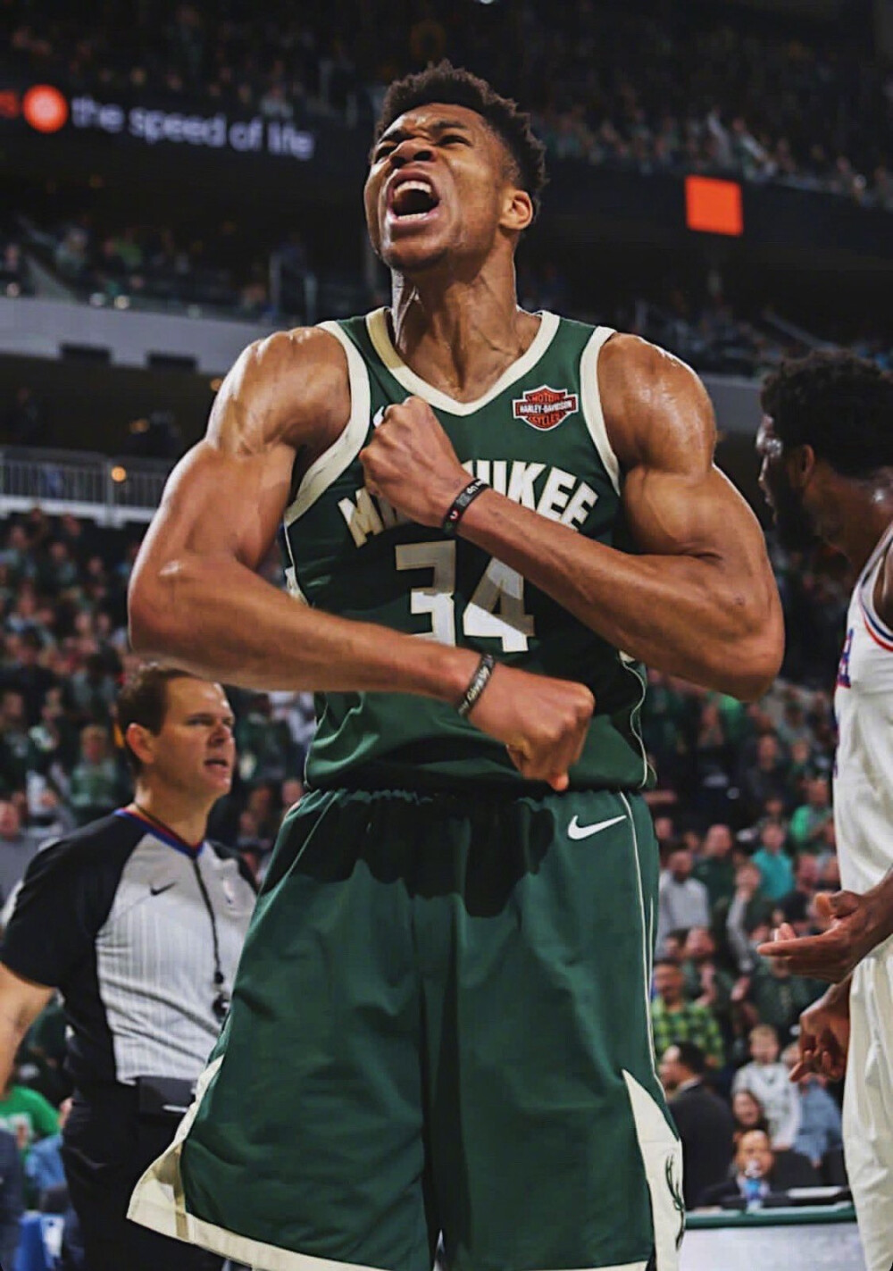 阿尔巴达成迈阿密百场里程碑，获赠纪念球衣+全队合影庆祝