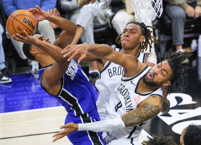 萨拉赫无缘利物浦欧冠名单，斯洛特称俱乐部必须作出回应；此前萨拉赫因未首发炮轰球队