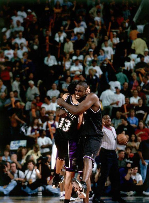 詹姆斯篮下连续得分